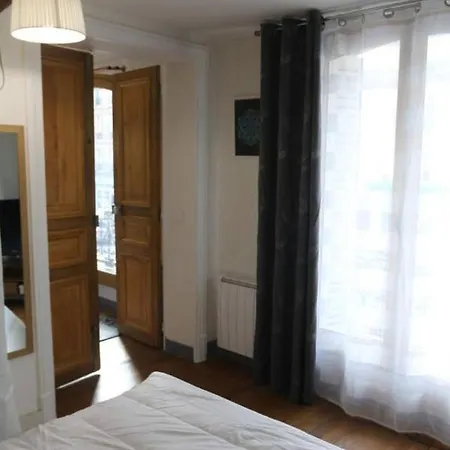 Cosy And Comfortable In Montmartre Parigi